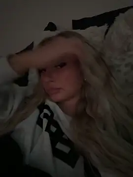 Snapshot of blondeeee chatting on 04-04-26, 02:45 blondeeee online show from 04-04-26, 02:45