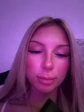 Snapshot of blondeeee chatting on 04-09-26, 04:13 blondeeee online show from 04-09-26, 04:13