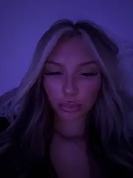 Snapshot of blondeeee chatting on 05-17-26, 05:35 blondeeee online show from 05-17-26, 05:35