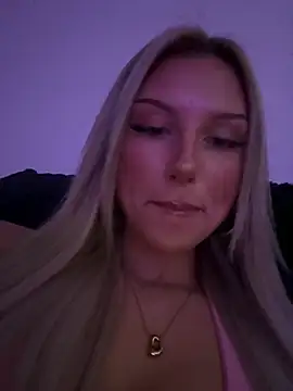Snapshot of blondeeee chatting on 04-25-26, 04:37 blondeeee online show from 04-25-26, 04:37