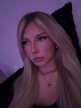 Snapshot of blondeeee chatting on 04-15-26, 04:33 blondeeee online show from 04-15-26, 04:33