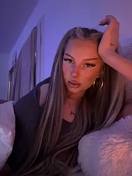 Snapshot of blondeeee chatting on 05-21-26, 04:15 blondeeee online show from 05-21-26, 04:15