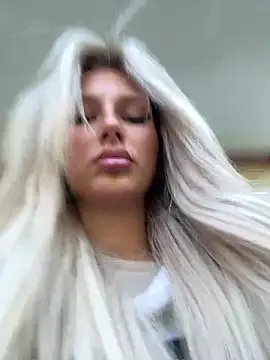 Snapshot of blondeeee chatting on 04-28-26, 04:44 blondeeee online show from 04-28-26, 04:44
