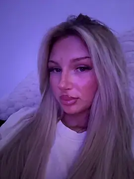 Snapshot of blondeeee chatting on 04-27-26, 04:49 blondeeee online show from 04-27-26, 04:49