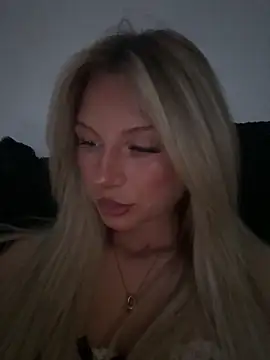 Snapshot of blondeeee chatting on 05-06-26, 04:11 blondeeee online show from 05-06-26, 04:11