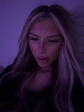 Snapshot of blondeeee chatting on 05-18-26, 03:39 blondeeee online show from 05-18-26, 03:39