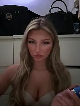 Snapshot of blondeeee chatting on 03-11-26, 04:56 blondeeee online show from 03-11-26, 04:56