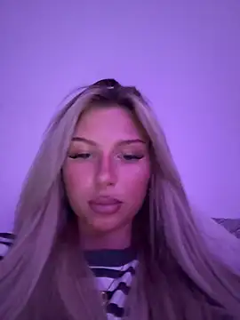Snapshot of blondeeee chatting on 05-04-26, 04:54 blondeeee online show from 05-04-26, 04:54