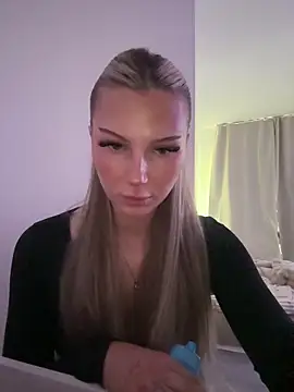 Snapshot of blondeeee chatting on 05-30-26, 03:50 blondeeee online show from 05-30-26, 03:50