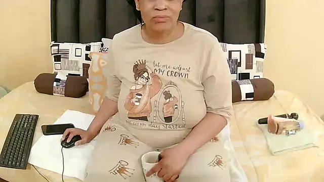 Snapshot of CurvyQueenx2 chatting on 06-21-26, 05:41 CurvyQueenx2 online show from 06-21-26, 05:41