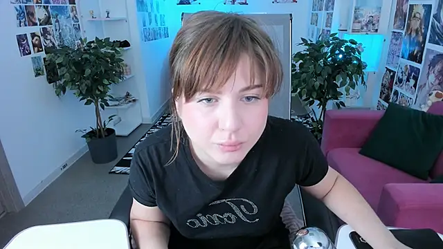 Snapshot of FameyBlum chatting on 10-15-25, 08:22 FameyBlum online show from 10-15-25, 08:22