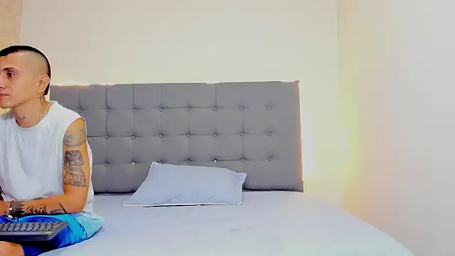 CharlotteAndSimon online show from 07-11-26, 02:23