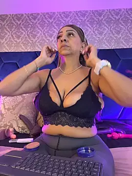 Snapshot of Angelina_Roa chatting on 05-08-26, 02:32 Angelina Roa online show from 05-08-26, 02:32