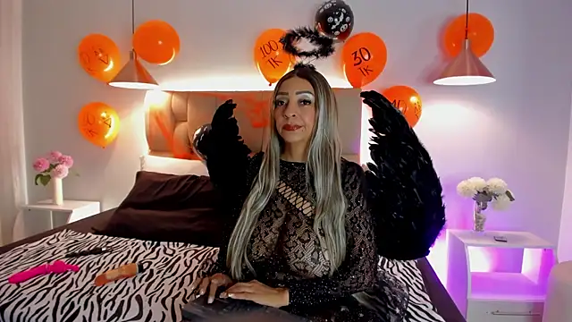 Angelina Roa online show from 10-31-25, 01:41