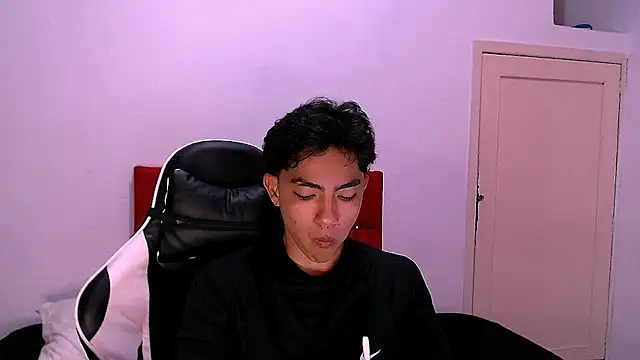 Snapshot of RomeoMillerr chatting on 11-22-25, 07:24 RomeoMillerr online show from 11-22-25, 07:24