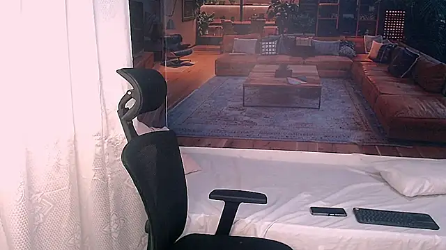 Snapshot of RomeoMillerr chatting on 12-19-25, 07:27 RomeoMillerr online show from 12-19-25, 07:27