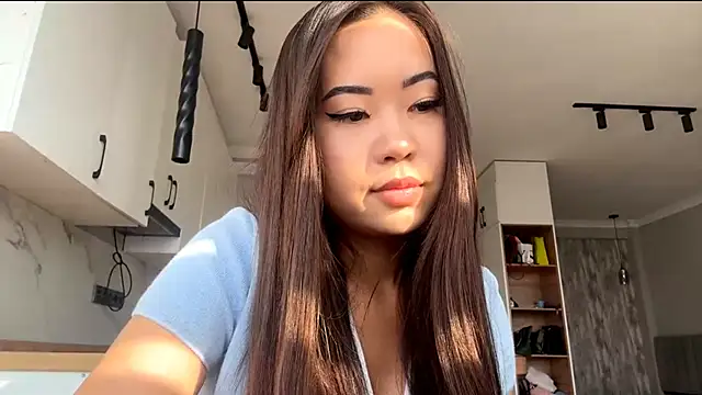 Ur neighbor Kira online show from 10-24-25, 09:19