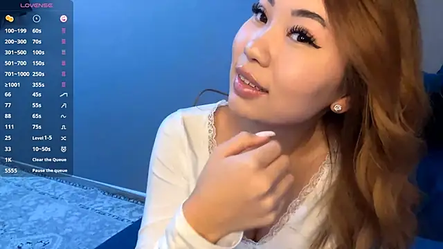 Ur neighbor Kira online show from 01-18-26, 12:19