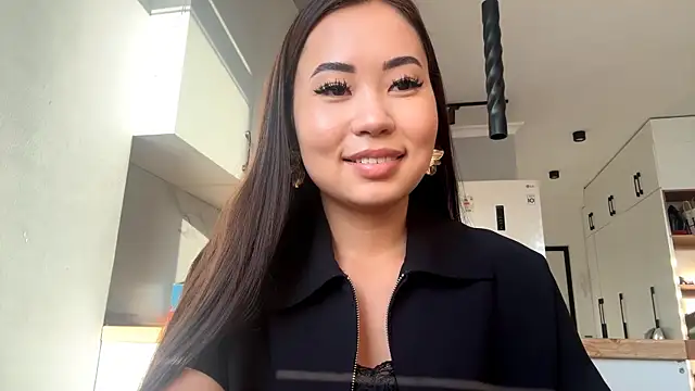 Ur neighbor Kira online show from 10-06-25, 11:22