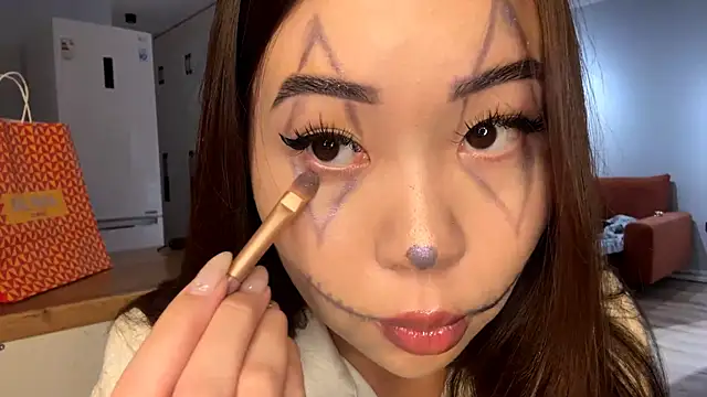 Ur neighbor Kira online show from 10-31-25, 12:24