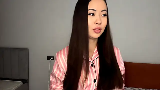 Ur neighbor Kira online show from 11-13-25, 03:16