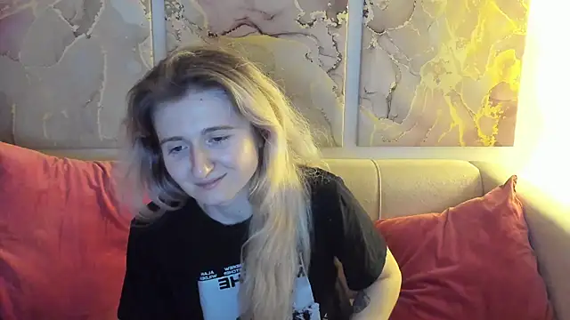 Snapshot of CamillaDreamer chatting on 04-17-26, 05:16 CamillaDreamer online show from 04-17-26, 05:16