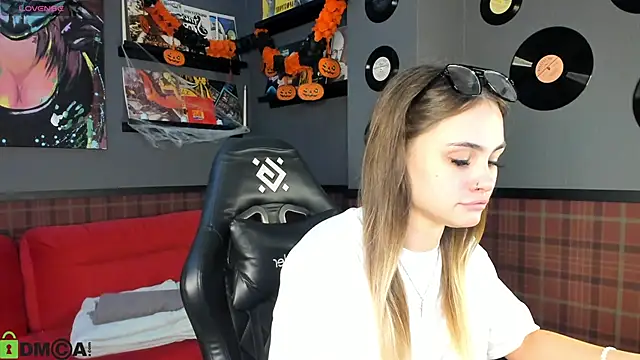 KarinaBroks online show from 10-30-25, 03:16