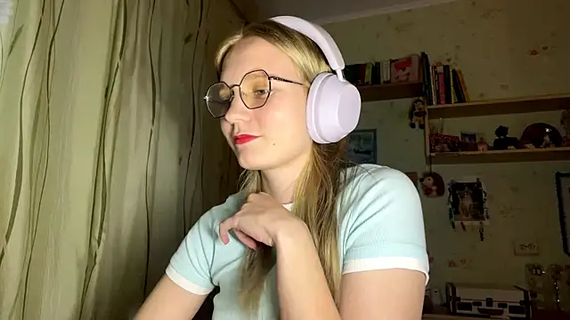 Snapshot of xX_Looola_Xx chatting on 09-27-25, 02:34 xX Looola Xx online show from 09-27-25, 02:34