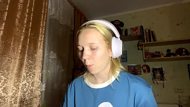 Snapshot of xX_Looola_Xx chatting on 10-03-25, 04:08 xX Looola Xx online show from 10-03-25, 04:08