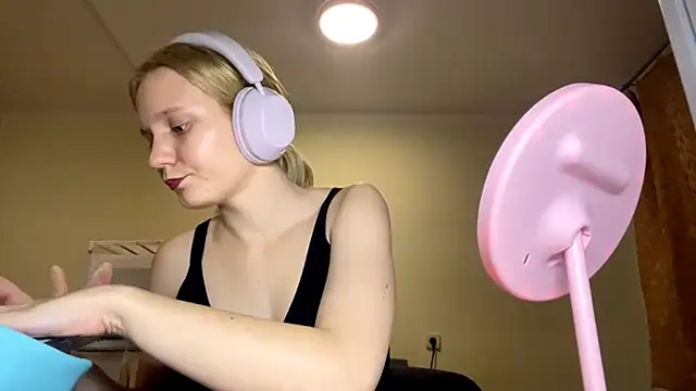 Snapshot of xX_Looola_Xx chatting on 10-18-25, 05:26 xX Looola Xx online show from 10-18-25, 05:26