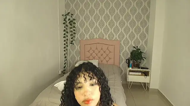 Snapshot of annalise_goerts chatting on 12-19-25, 01:35 annalise goerts online show from 12-19-25, 01:35
