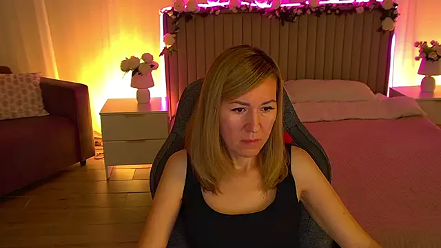 Snapshot of DonnaSmitth chatting on 11-24-25, 11:43 DonnaSmitth online show from 11-24-25, 11:43