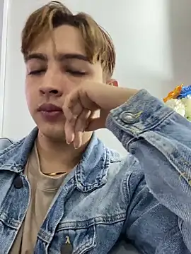 Lian Miller1  online show from 04-12-26, 01:47