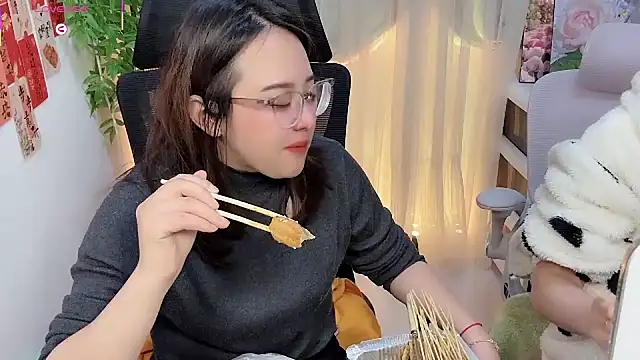 Snapshot of NEWONETO chatting on 02-26-26, 01:33 NEWONETO online show from 02-26-26, 01:33