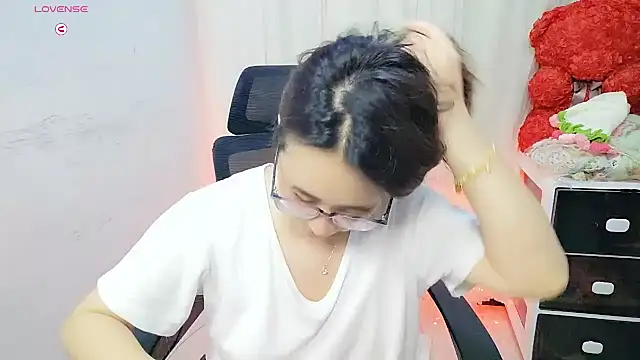 Snapshot of NEWONETO chatting on 10-14-25, 10:49 NEWONETO online show from 10-14-25, 10:49