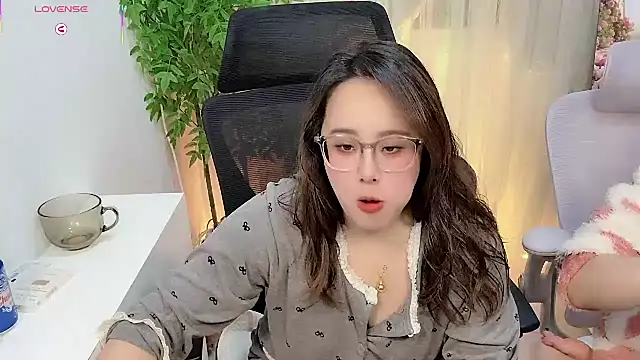 Snapshot of NEWONETO chatting on 12-21-25, 02:41 NEWONETO online show from 12-21-25, 02:41