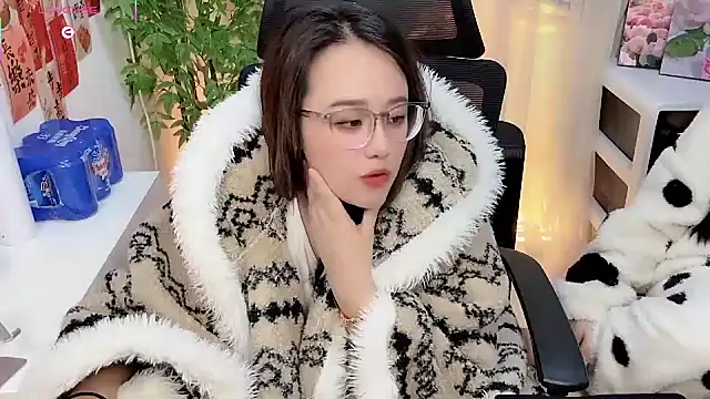 Snapshot of NEWONETO chatting on 01-19-26, 12:53 NEWONETO online show from 01-19-26, 12:53