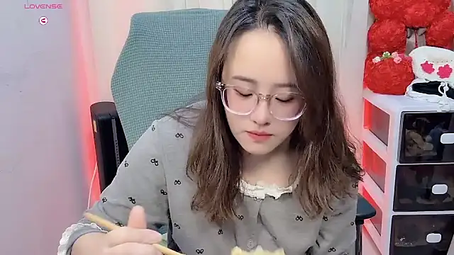 Snapshot of NEWONETO chatting on 11-17-25, 06:12 NEWONETO online show from 11-17-25, 06:12