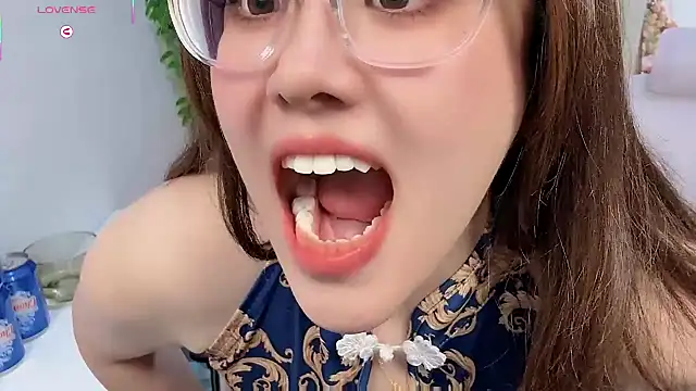 Snapshot of NEWONETO chatting on 12-19-25, 12:18 NEWONETO online show from 12-19-25, 12:18