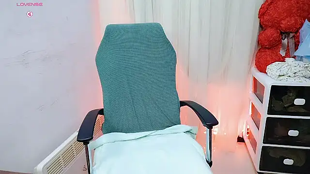 Snapshot of NEWONETO chatting on 10-29-25, 09:08 NEWONETO online show from 10-29-25, 09:08