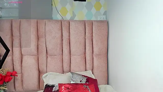 Issa Milf   online show from 06-19-26, 04:24