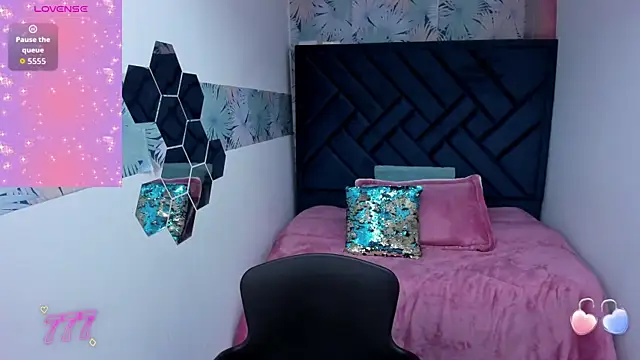 Snapshot of Valery_More__ chatting on 04-21-26, 01:07 Valery More online show from 04-21-26, 01:07