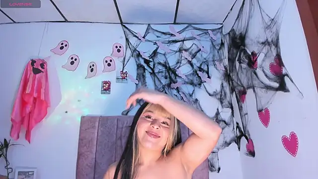 Snapshot of Mila_1wood chatting on 10-17-25, 02:30 Mila 1wood online show from 10-17-25, 02:30