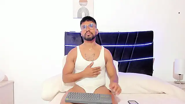 Taylormaccurdy  online show from 11-18-25, 03:59