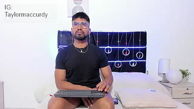 Taylormaccurdy  online show from 12-22-25, 02:17