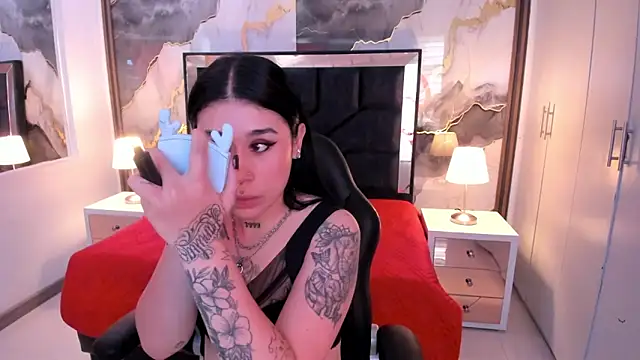 SusanVilla online show from 11-17-25, 06:12