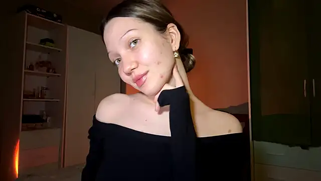 EmiIyKitty online show from 12-14-25, 06:57