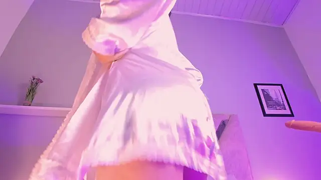 lyalee online show from 12-18-25, 08:01