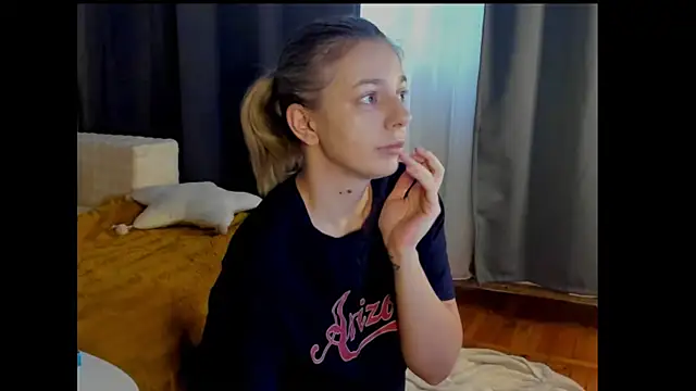 Snapshot of AnaLure chatting on 10-03-25, 06:48 AnaLure online show from 10-03-25, 06:48