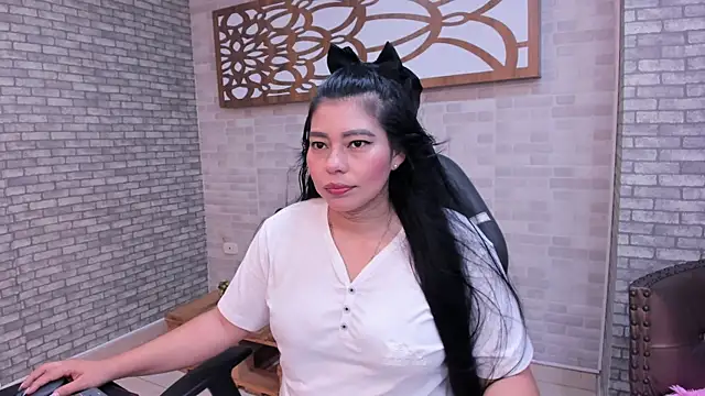 Snapshot of Alisonn_Doll chatting on 10-14-25, 02:39 Alisonn Doll online show from 10-14-25, 02:39